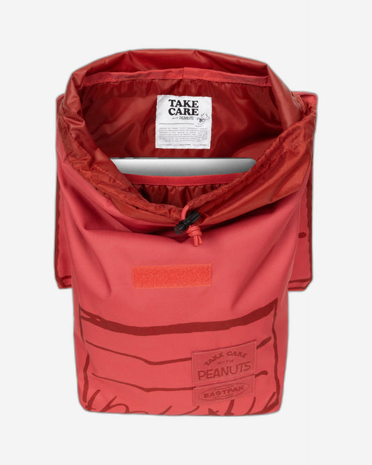 حقيبة ظهر إيستباك بتصميم منزل سنوبي ومنزل كلب الفول السوداني