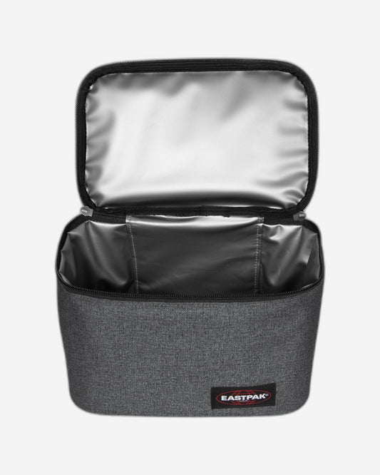 حقيبة غداء بيضاوية كبيرة من إيست باك، مصنوعة من قماش الدنيم الأسود - EK0A5B9G77H1