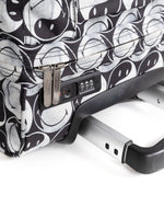 حقيبة سفر إيست باك ترانزيت إس سمايلي واي واي صغيرة ناعمة باللون الأسود - EK0A5BA75K21