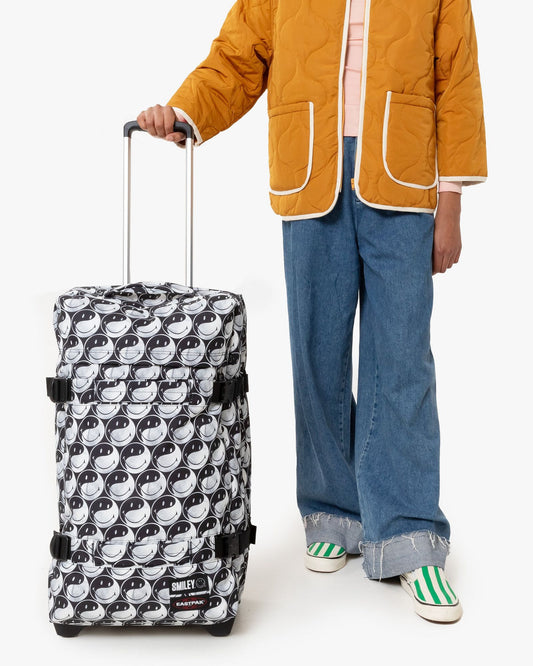 حقيبة سفر إيستباك ترانزيت آر إم سمايلي واي واي متوسطة الحجم ناعمة باللون الأسود - EK0A5BA85K21