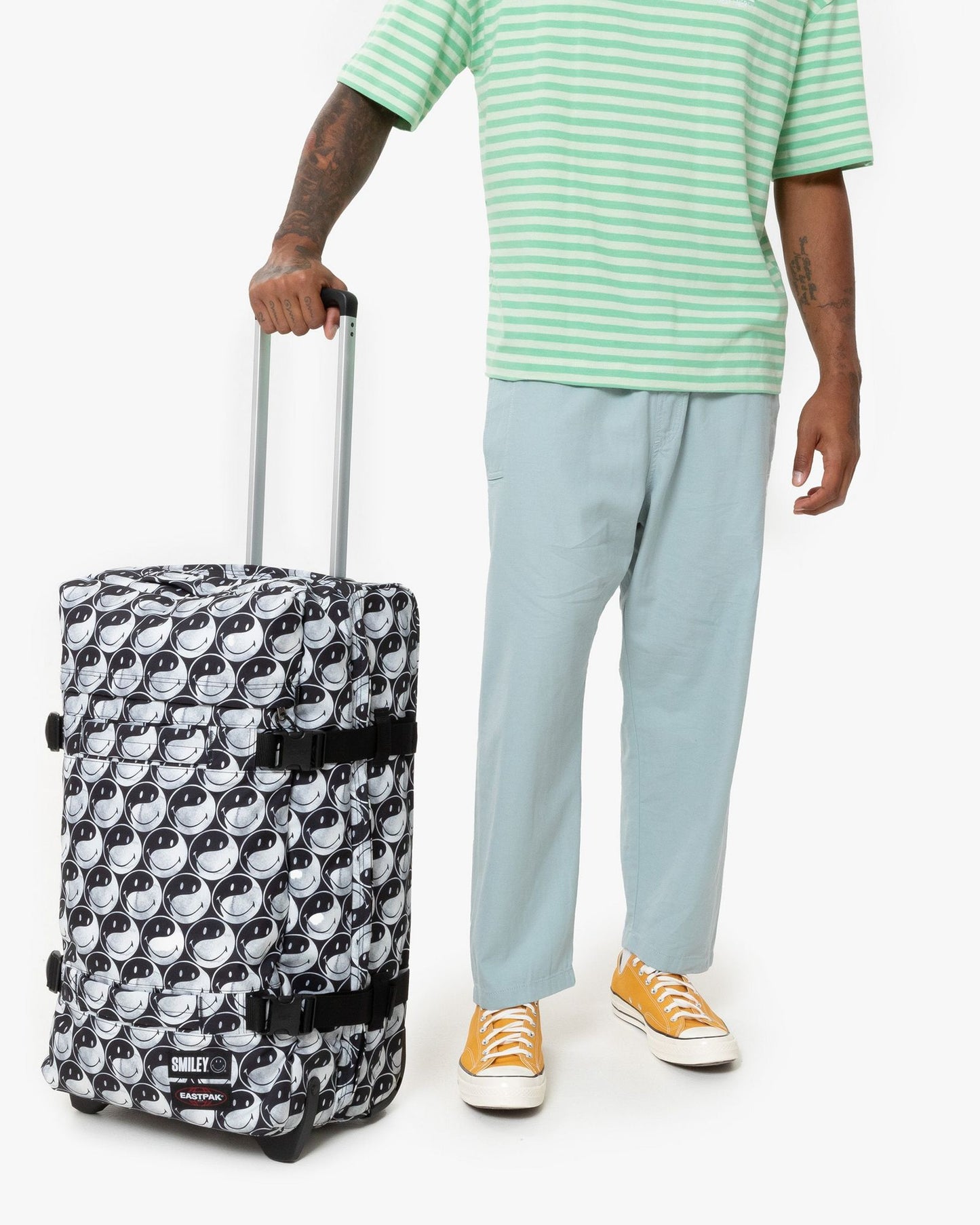 حقيبة سفر متوسطة الحجم من إيستباك ترانزيت، لون أسود، بتصميم مبتسم.