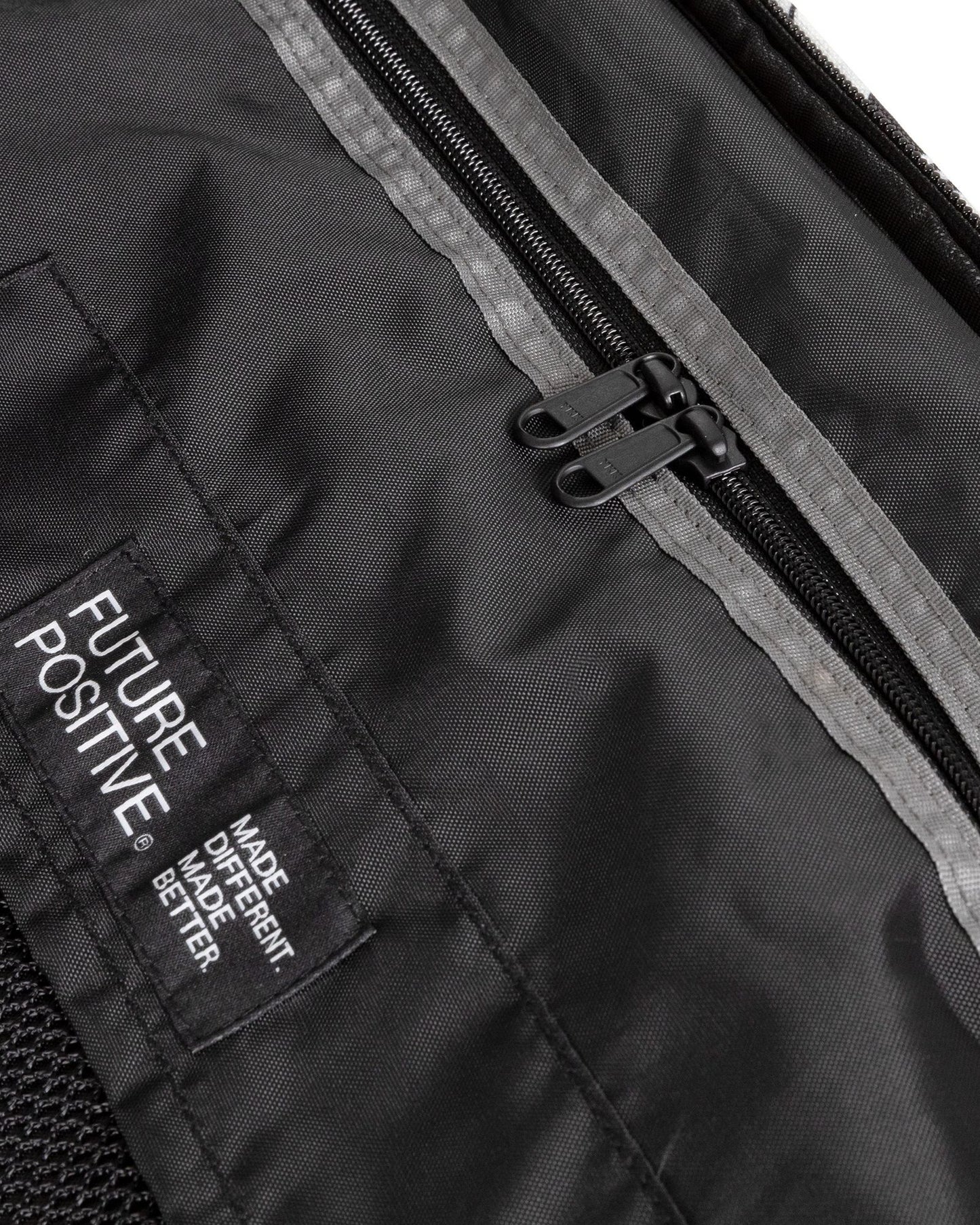 حقيبة سفر متوسطة الحجم من إيستباك ترانزيت، لون أسود، بتصميم مبتسم.