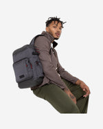 حقيبة كمبيوتر محمول صغيرة من Eastpak Tecum S Cnnct Accent باللون الرمادي - EK0A5BAAI971