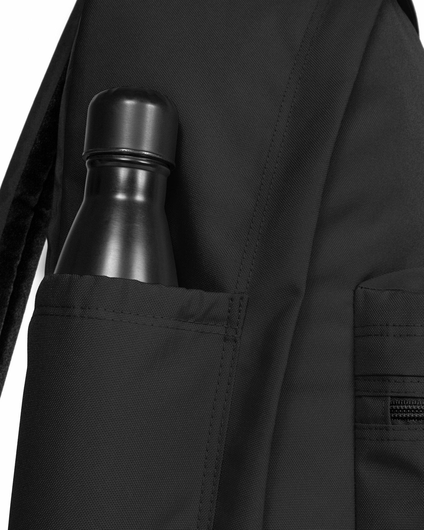 حقيبة ظهر متوسطة الحجم سوداء اللون من إيستباك أوفيس زيبل آر