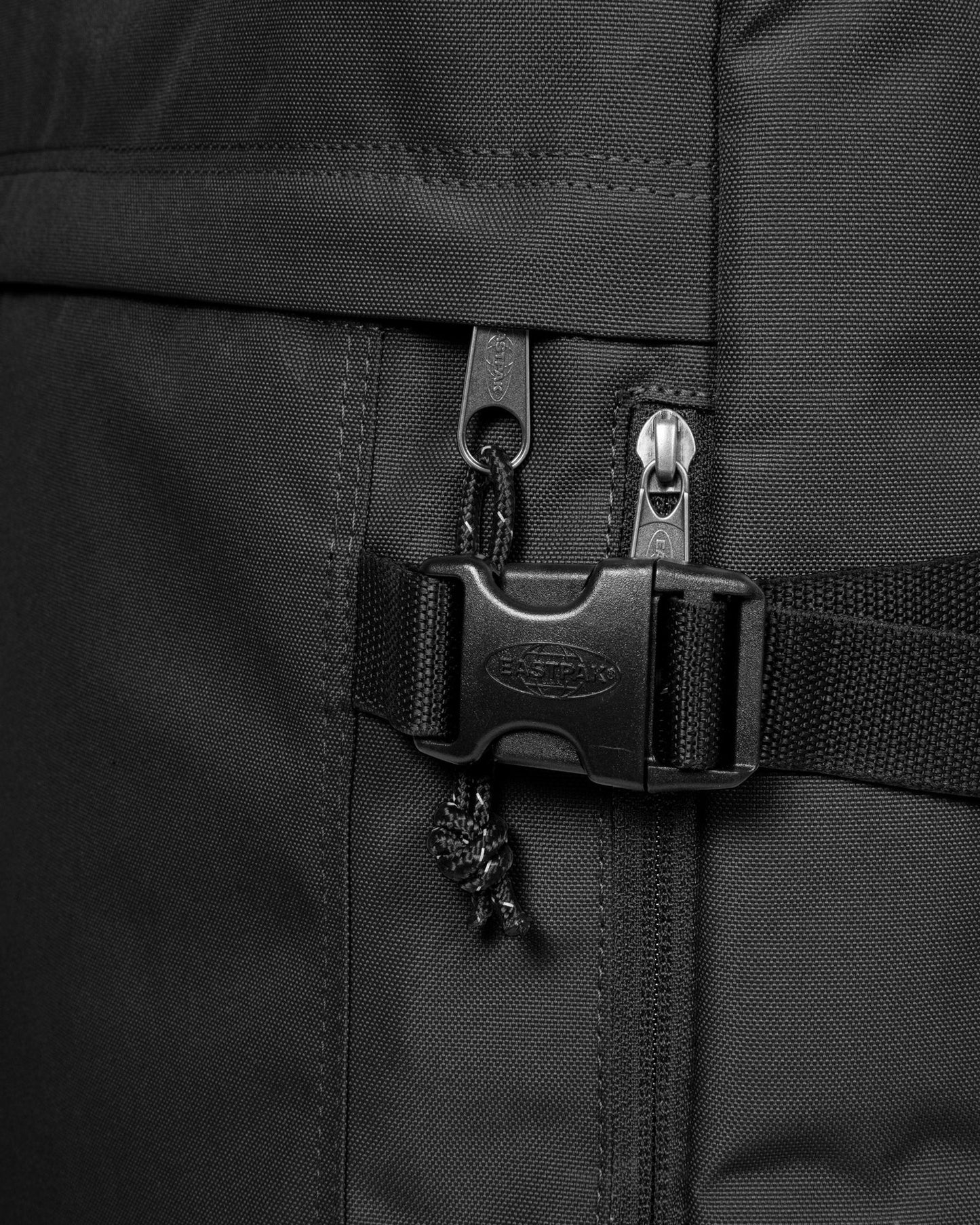 حقيبة ظهر كبيرة سوداء للسفر من إيستباك