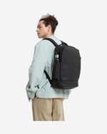 حقيبة ظهر متوسطة الحجم باللون الأسود غير اللامع من Eastpak Tecum F Cnnct F - EK0A5BE91F51