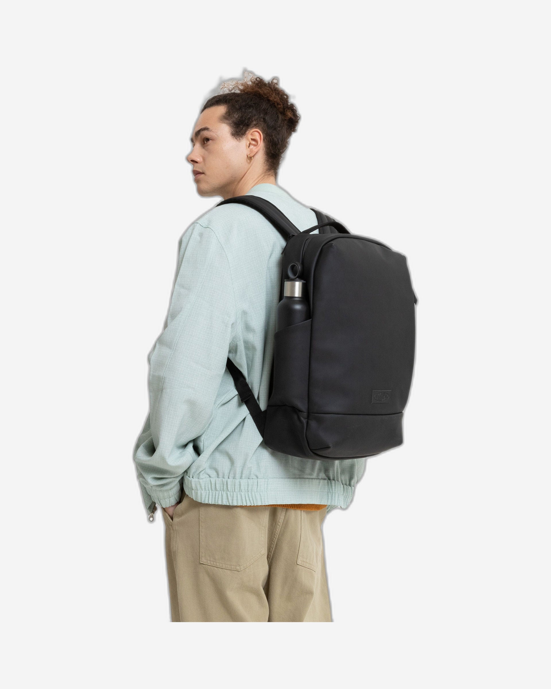 حقيبة ظهر متوسطة الحجم باللون الأسود غير اللامع من Eastpak Tecum F Cnnct F - EK0A5BE91F51