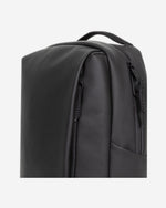 حقيبة ظهر متوسطة الحجم باللون الأسود غير اللامع من Eastpak Tecum F Cnnct F - EK0A5BE91F51