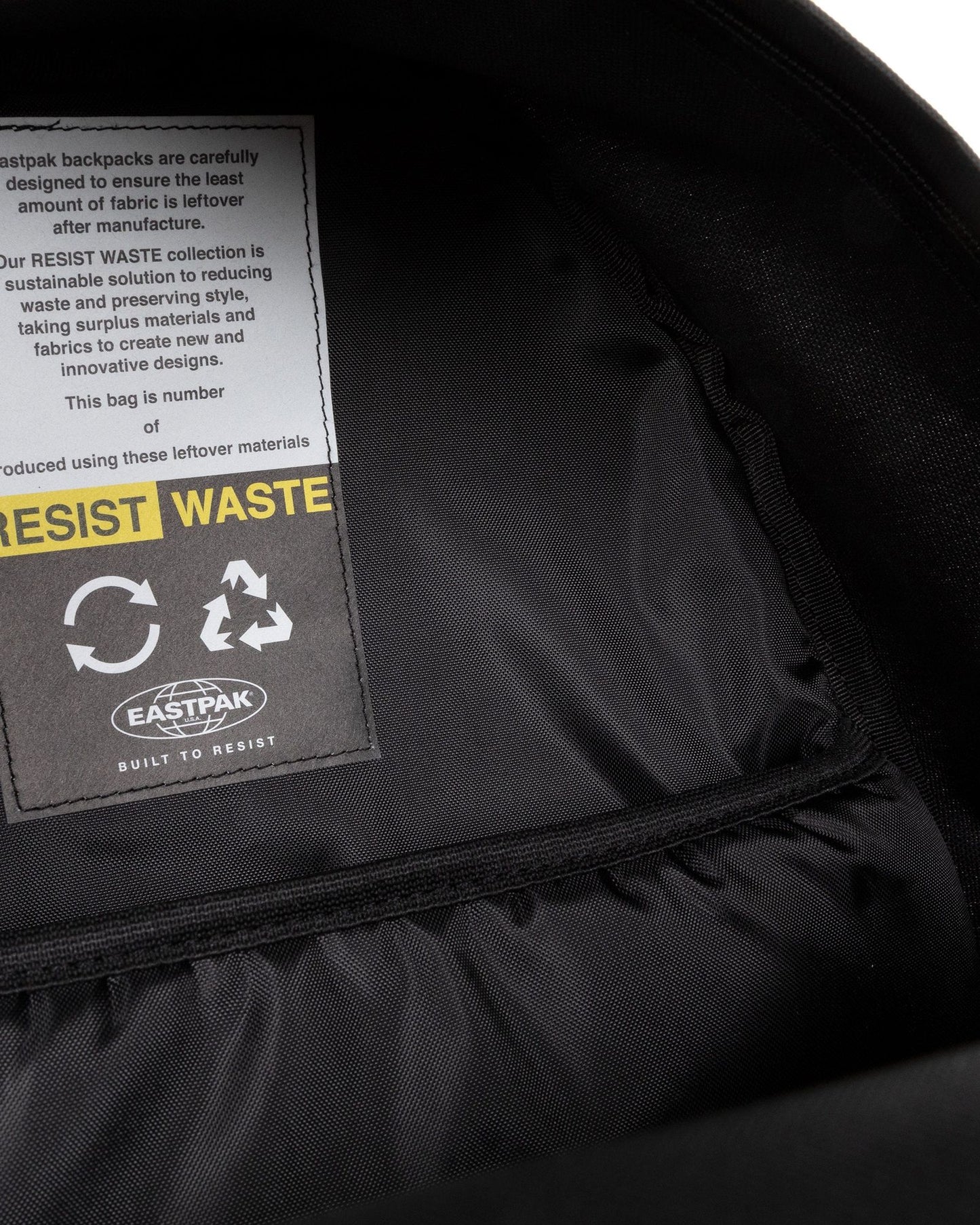 حقيبة ظهر متوسطة الحجم للكمبيوتر المحمول مبطنة من إيستباك، لون رمادي، مزودة بجيب.