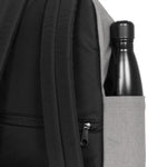 حقيبة ظهر Eastpak Day Pak'R Snow Grey متوسطة الحجم مع حامل زجاجات وجيب للكمبيوتر المحمول - EK0A5BG40O11