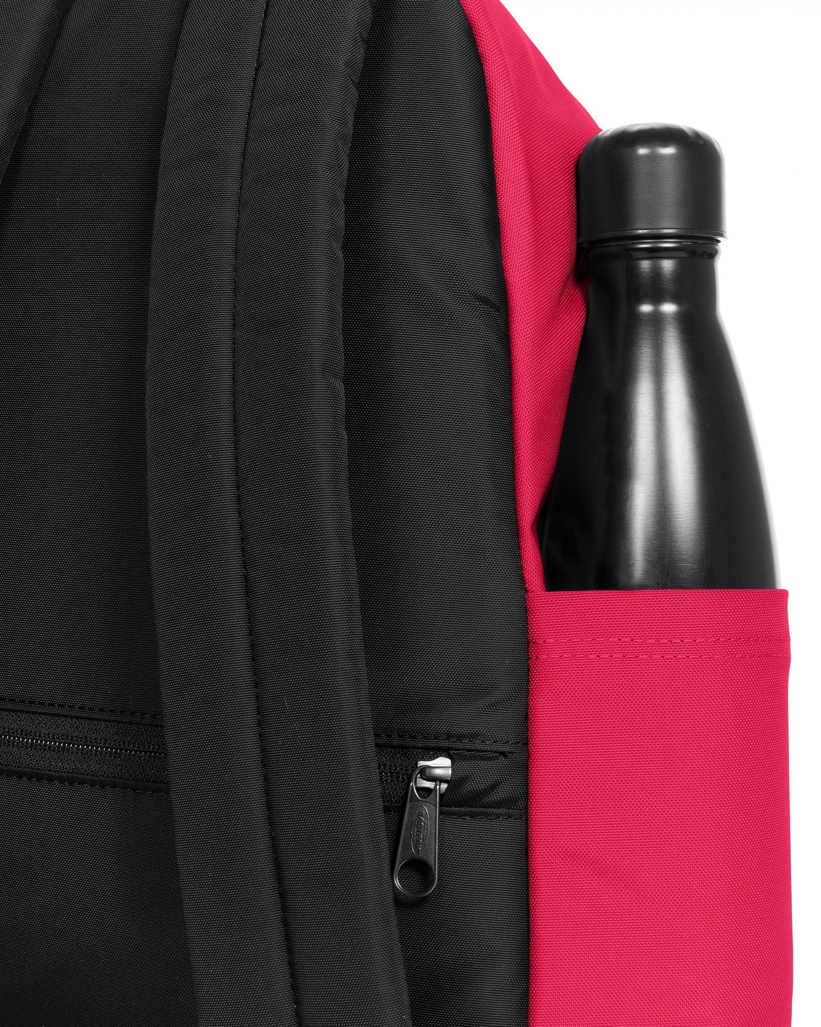 حقيبة ظهر Eastpak Day Pak'R متوسطة الحجم باللون الوردي الفراولة مع حامل زجاجات وجيب للكمبيوتر المحمول - EK0A5BG40O41