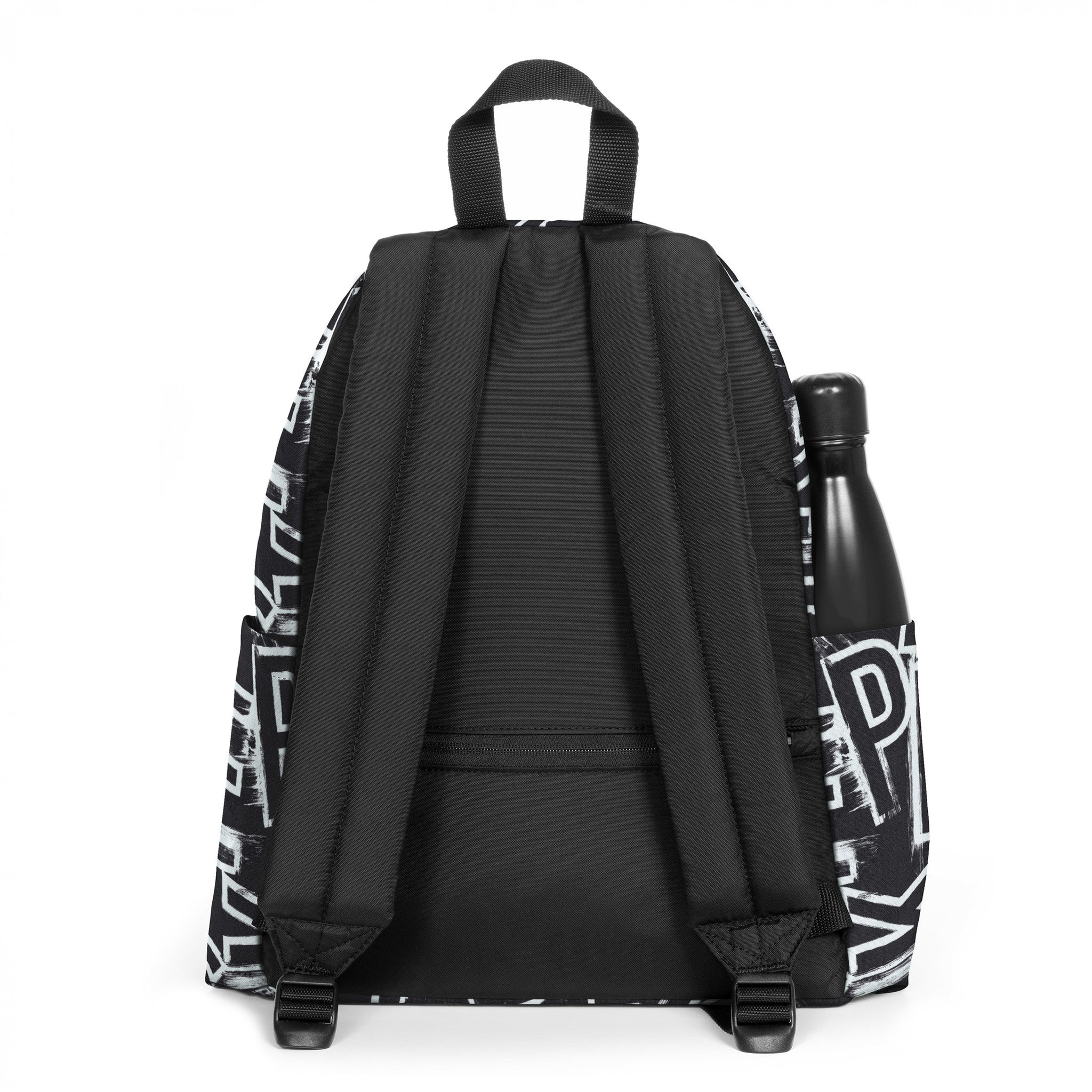 حقيبة ظهر Eastpak Day Pak'R Ep Letters سوداء متوسطة الحجم مع حامل زجاجات وجيب للكمبيوتر المحمول - EK0A5BG42O01
