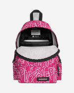 حقيبة ظهر Eastpak Day Pak'R Ep Letterspink متوسطة الحجم مع حامل زجاجات وجيب للكمبيوتر المحمول - EK0A5BG42O21
