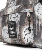 حقيبة ظهر Eastpak Day Pak'R In The Maze متوسطة الحجم مع حامل زجاجات وجيب للكمبيوتر المحمول - EK0A5BG44O01