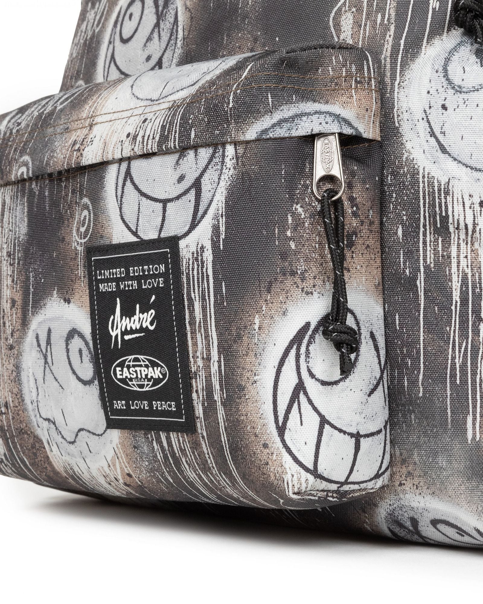حقيبة ظهر Eastpak Day Pak'R In The Maze متوسطة الحجم مع حامل زجاجات وجيب للكمبيوتر المحمول - EK0A5BG44O01