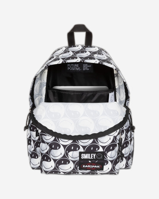 حقيبة ظهر إيست باك داي باك آر سمايلي واي واي سوداء متوسطة الحجم - EK0A5BG45K21