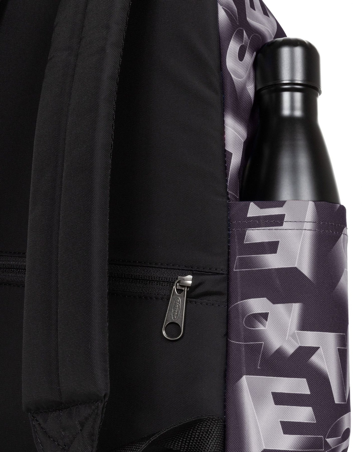 حقيبة ظهر متوسطة الحجم سوداء اللون من إيستباك داي باك آر بلوكتايب