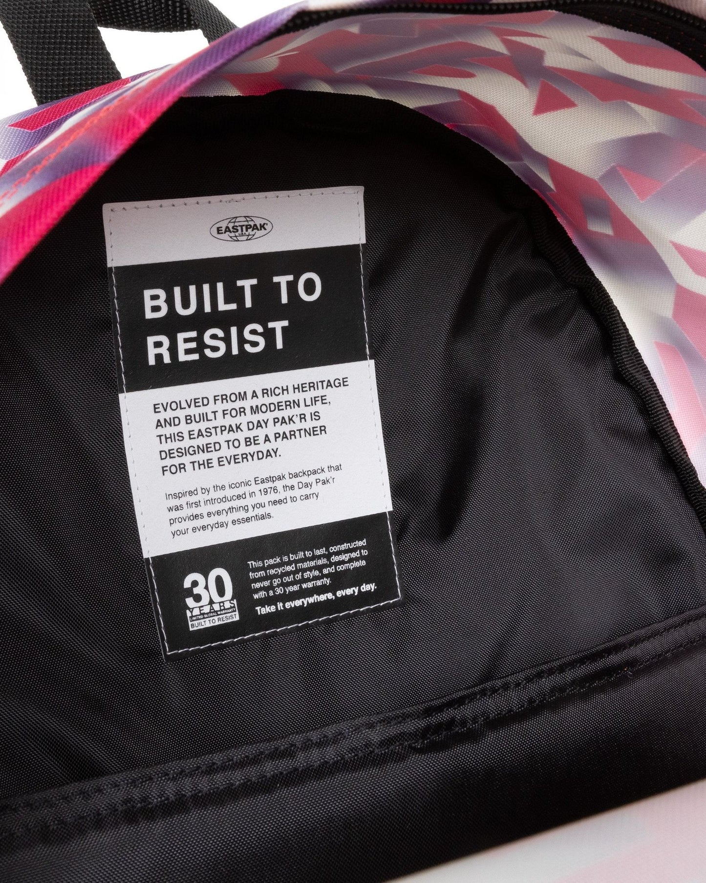 حقيبة ظهر متوسطة الحجم من إيستباك داي باك آر بلوكتايب جرانيت