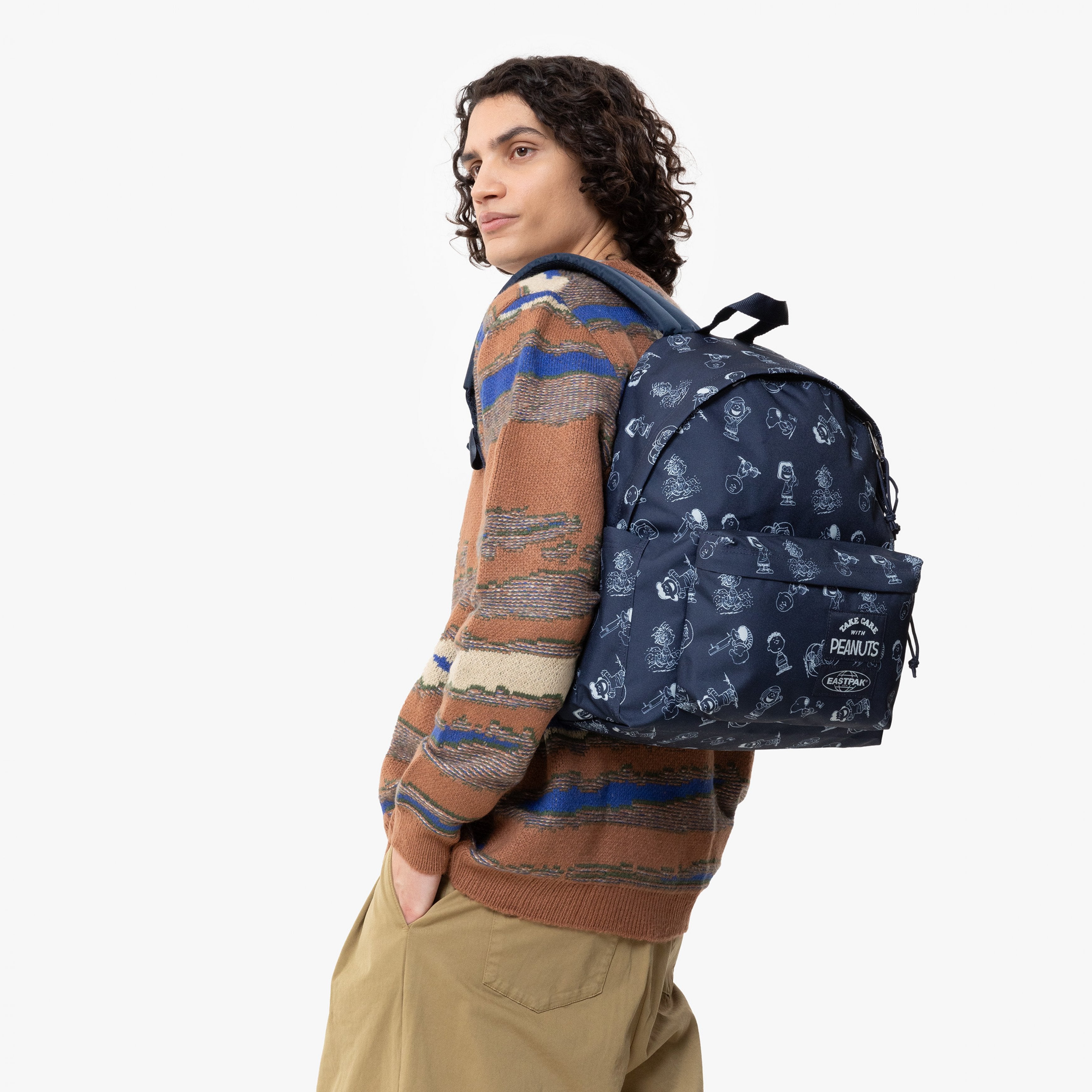 حقيبة ظهر Eastpak Day Pak'R Peanuts Navy متوسطة الحجم مع حامل زجاجات وجيب للكمبيوتر المحمول - EK0A5BG47O01