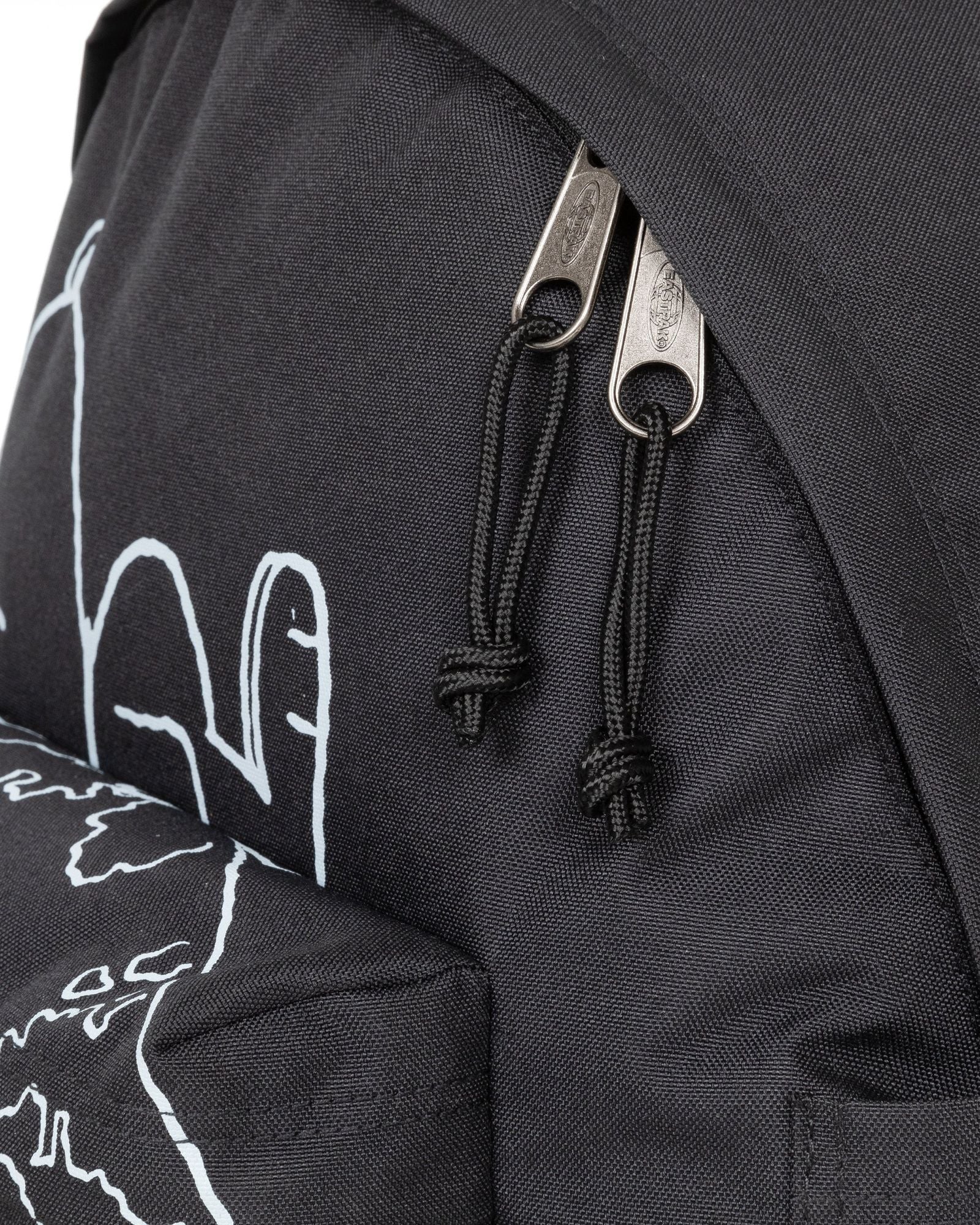 حقيبة ظهر Eastpak Day Pak'R Peanuts Placed متوسطة الحجم مع حامل زجاجات وجيب للكمبيوتر المحمول - EK0A5BG47O11