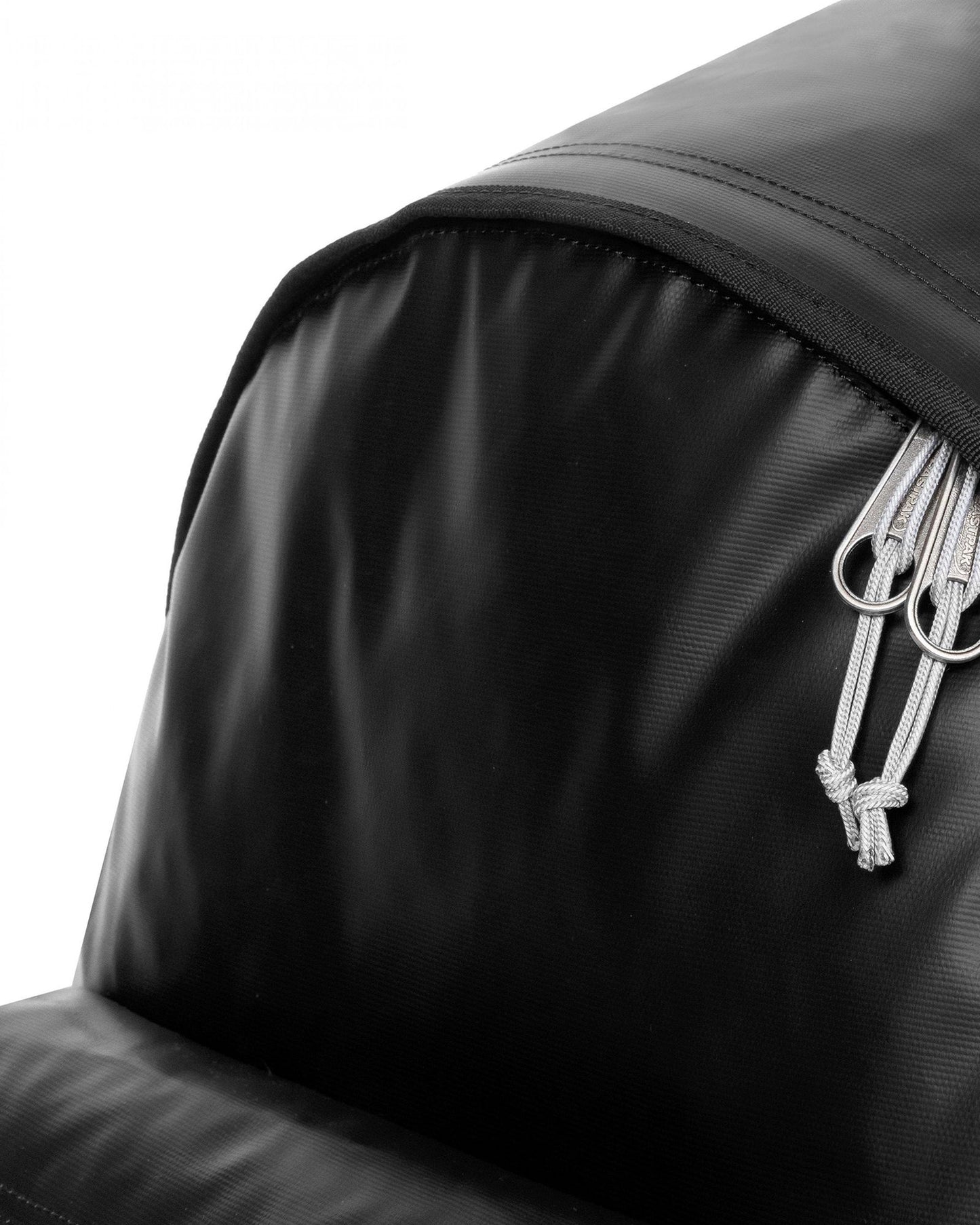 حقيبة ظهر متوسطة الحجم من إيستباك داي باك آر تارب، لون أسود