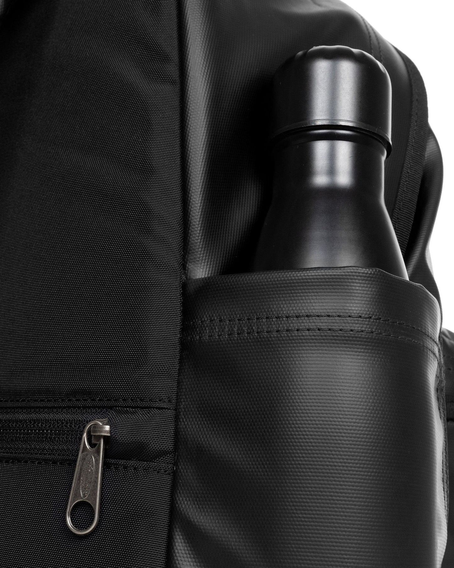 حقيبة ظهر متوسطة الحجم من إيستباك داي باك آر تارب، لون أسود