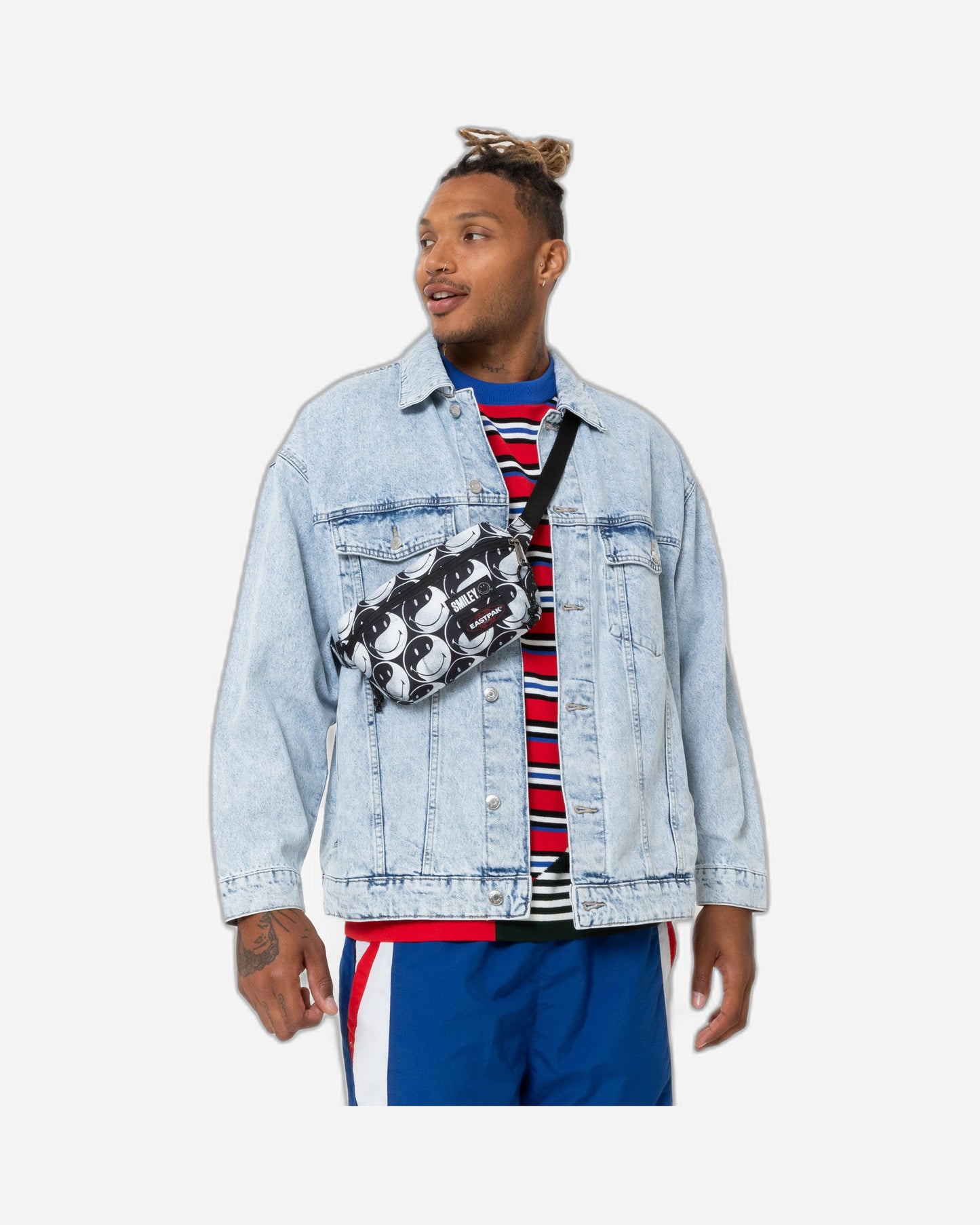 حقيبة خصر متوسطة الحجم سوداء اللون من إيستباك، طراز سومار سمايلي واي واي