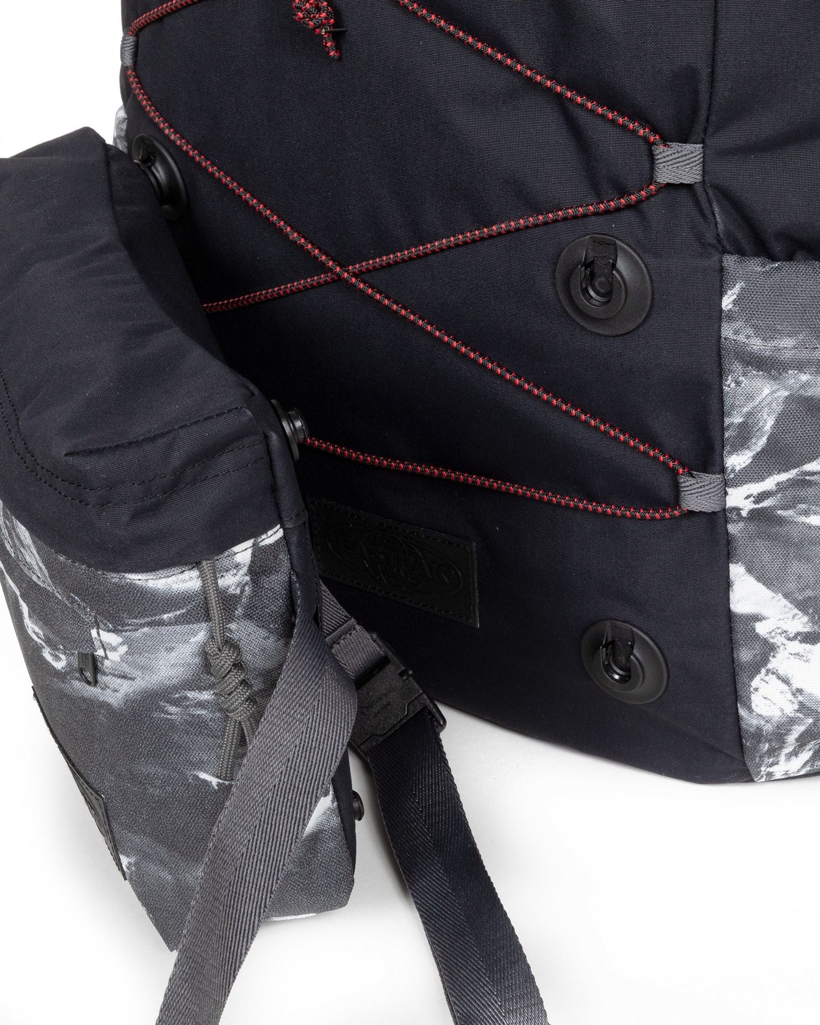 حقيبة ظهر Eastpak Padded Mount Lab Mount Lab كبيرة للكمبيوتر المحمول باللون الأسود - EK0A5BG79D2