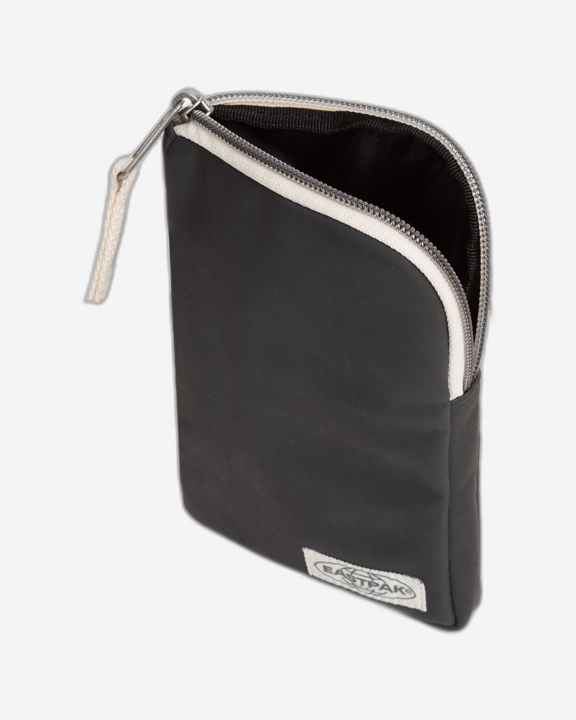 حقيبة إيست باك أب باوتش سوداء صغيرة محببة - EK0A5BGE9E81