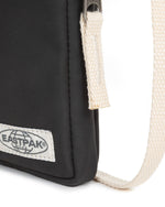 حقيبة إيست باك أب باوتش سوداء صغيرة محببة - EK0A5BGE9E81