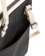 حقيبة إيست باك أب باوتش سوداء صغيرة محببة - EK0A5BGE9E81