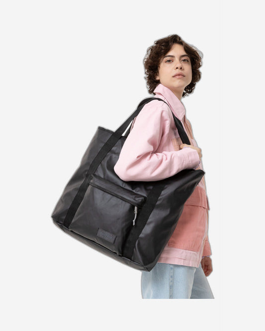 حقيبة توت كبيرة من إيست باك تارلي تارب سوداء اللون - EK0A5BHLO131