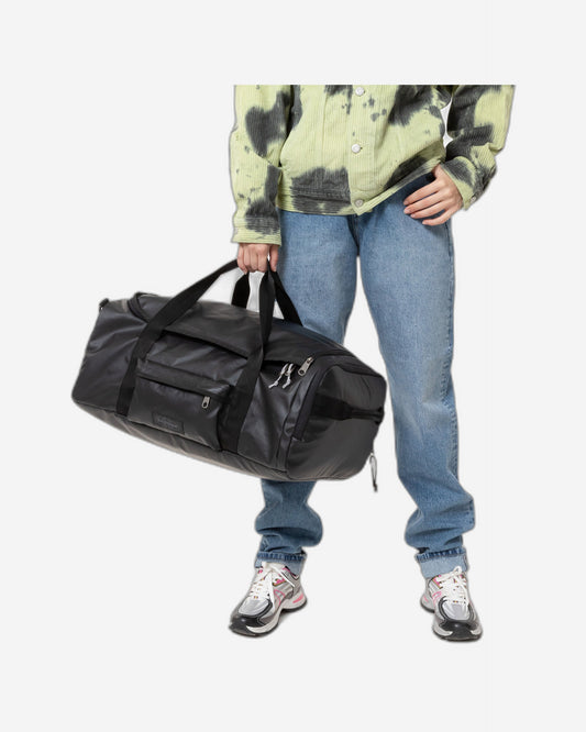 حقيبة دافل صغيرة من إيست باك تارب دافل إس تارب سوداء اللون - EK0A5BHMO131