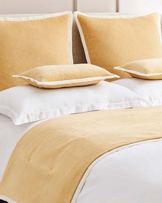 وسادة كريستي "إلثام" المزخرفة المحشوة باللون الجملي