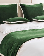 وسادة كريستي "إلثام" المزخرفة المحشوة باللون الأخضر الغابي