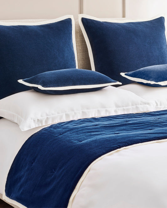 وسادة كريستي إيلثام باللون الكحلي