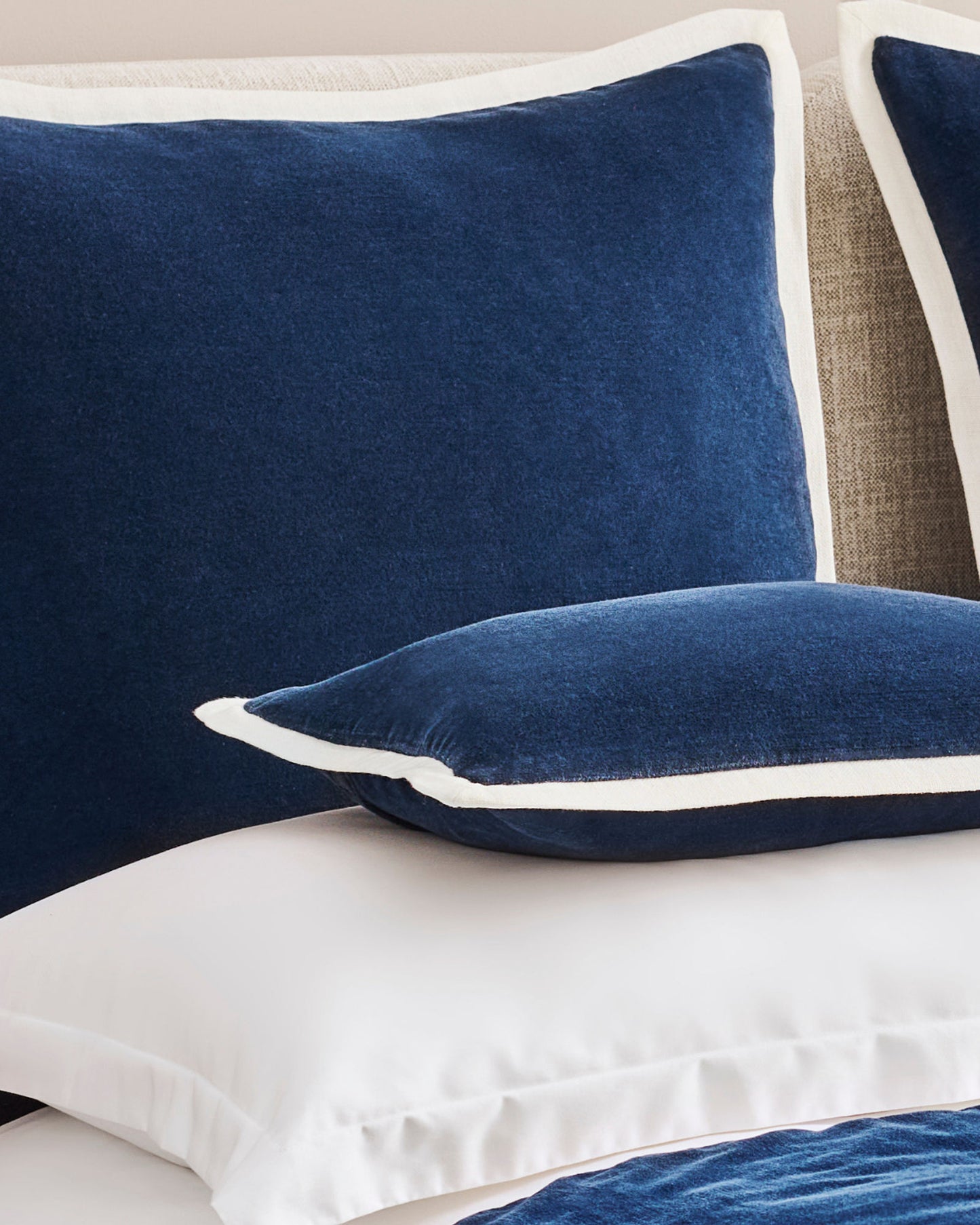 وسادة كريستي "إلثام" المزخرفة المحشوة باللون الأزرق الداكن