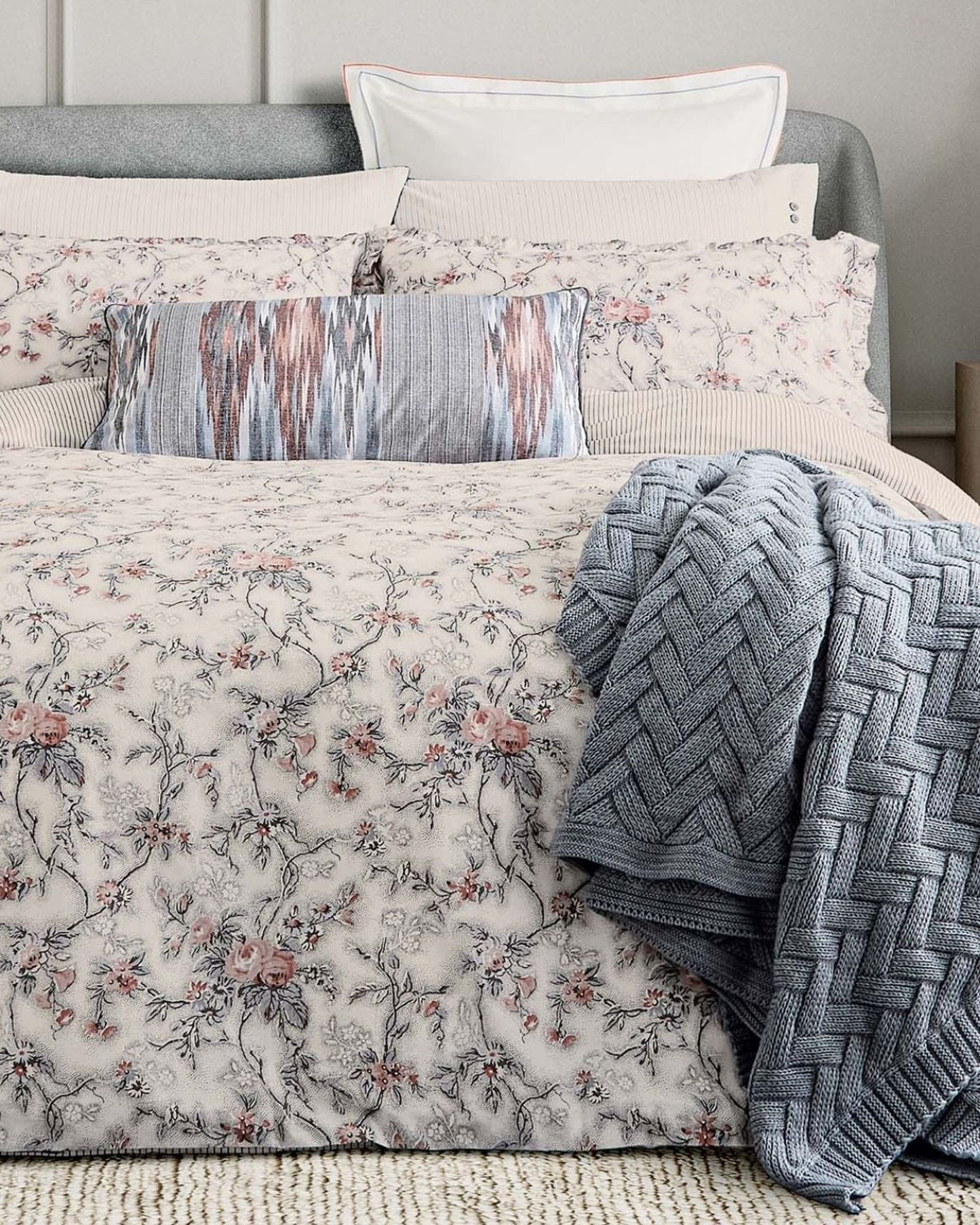 غطاء لحاف "Estelle" وغطاء وسادة أكسفورد باللون الأحمر من Bedeck of Belfast