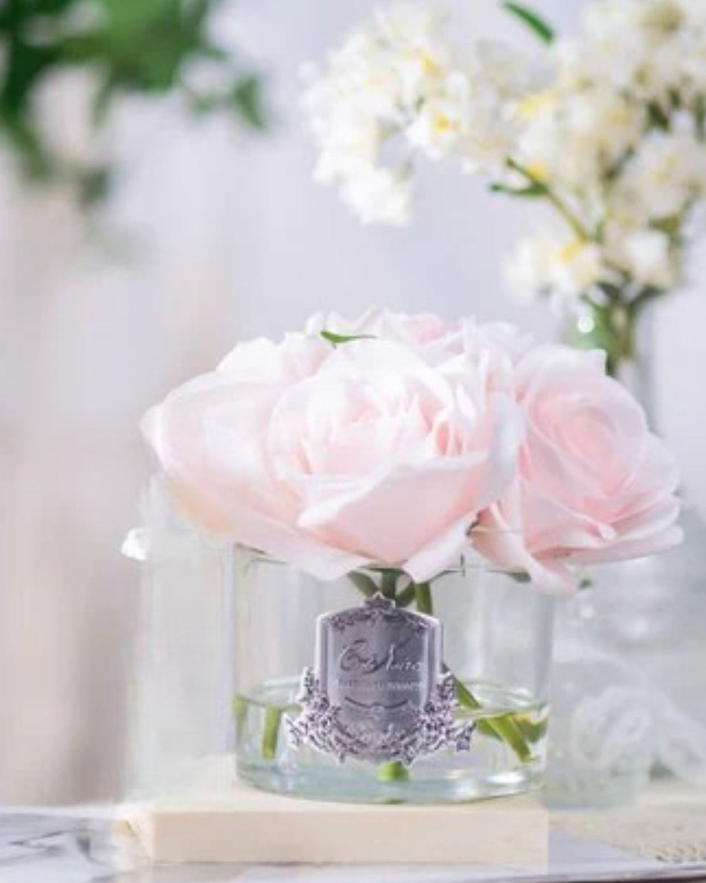 باقة من خمس ورود في مزهرية زجاجية مع خمس زهور حريرية اصطناعية