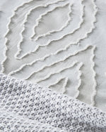 غطاء لحاف "جيا" وغطاء وسادة أكسفورد من Bedeck of Belfast باللون الفضي