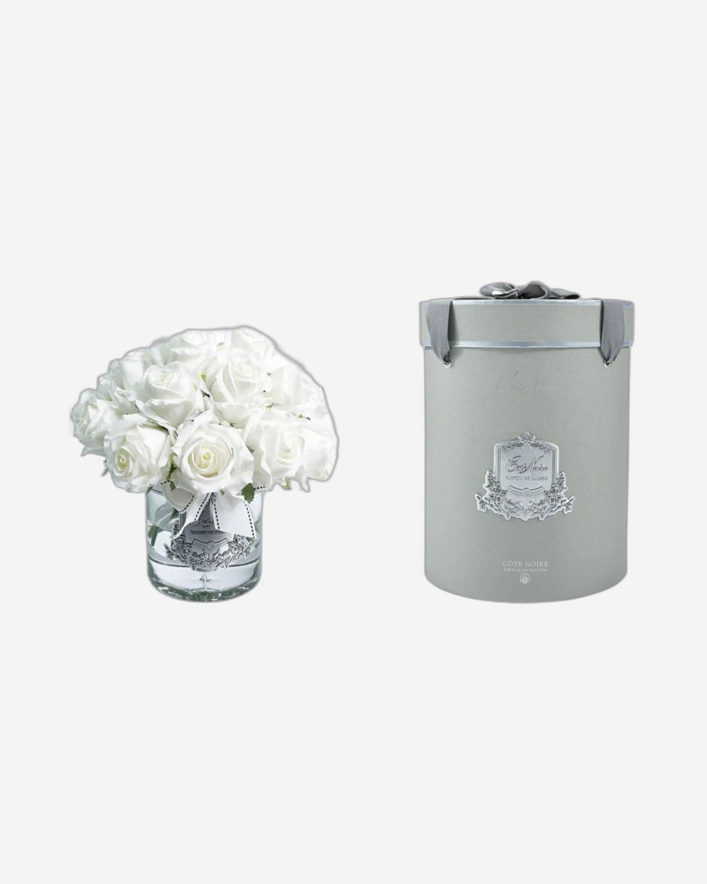 باقة براعم الورد الرائعة في مزهرية زجاجية مع ٢١ زهرة حريرية اصطناعية