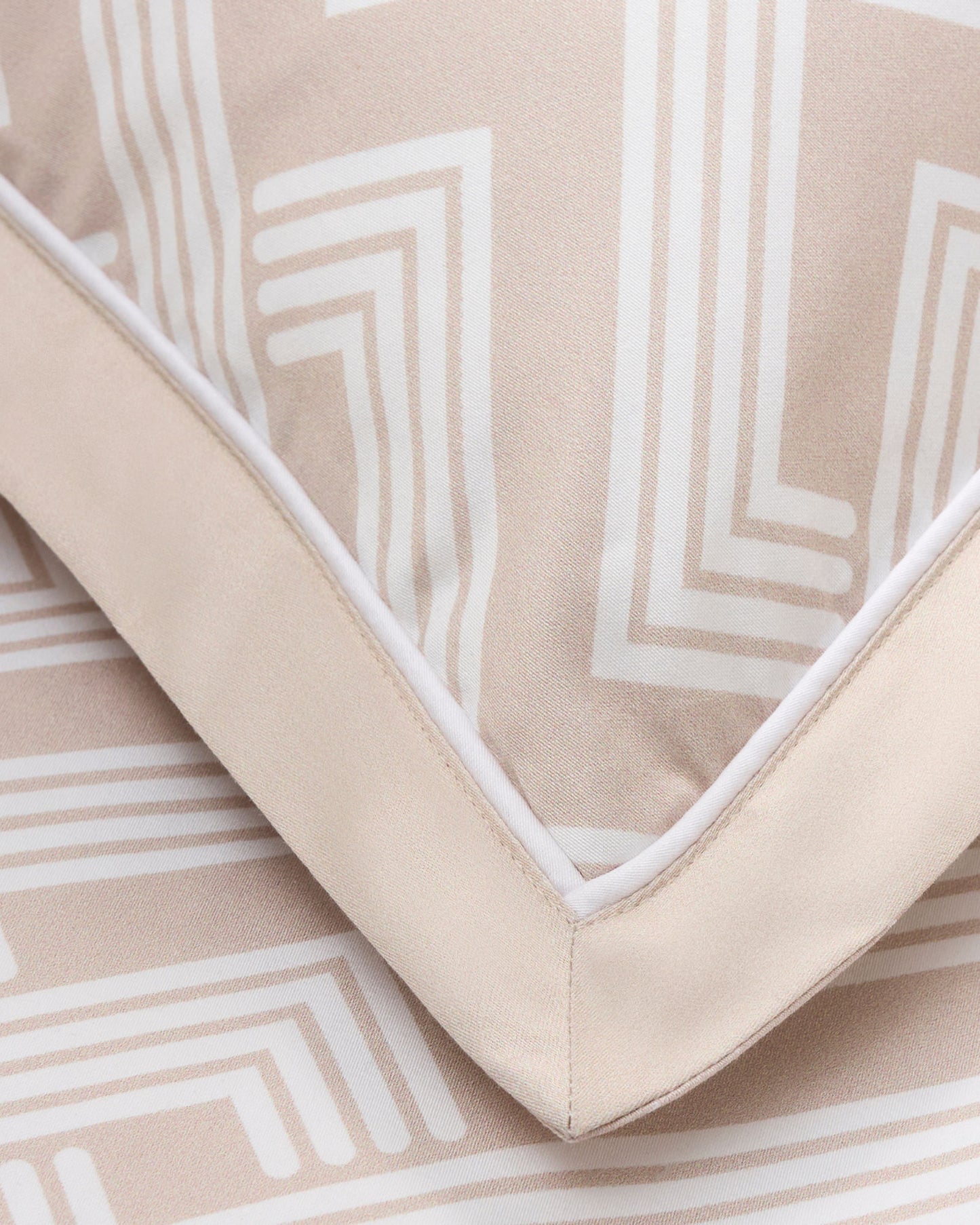 طقم غطاء لحاف كريستي "جروف" الهندسي باللون الذهبي