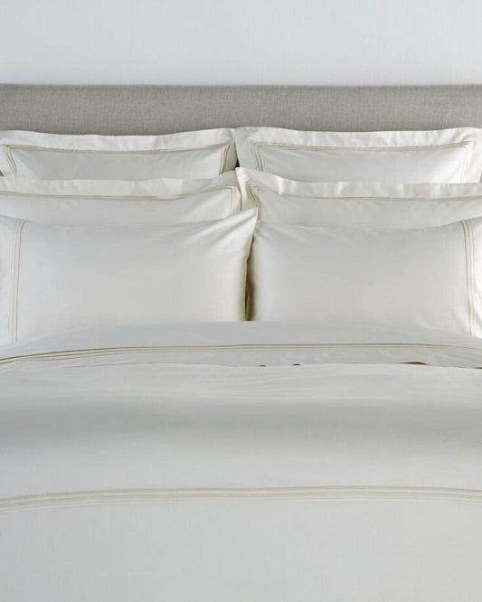 بياضات أسرّة كريستي "500TC Luxury Supima" بتطريز كريمي ثلاثي