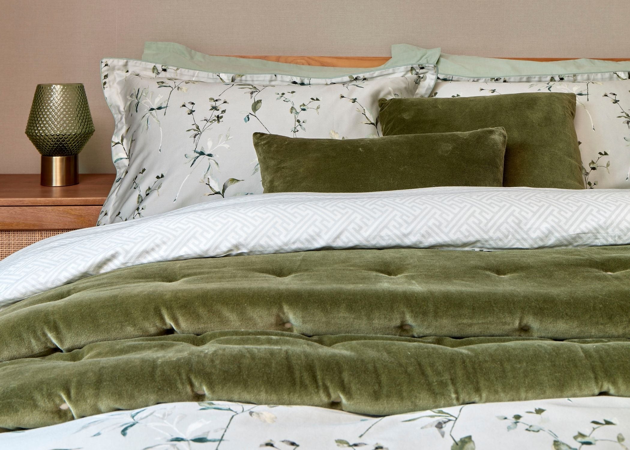 طقم لحاف وشراشف كريستي "هامبتون" بلون اليشم