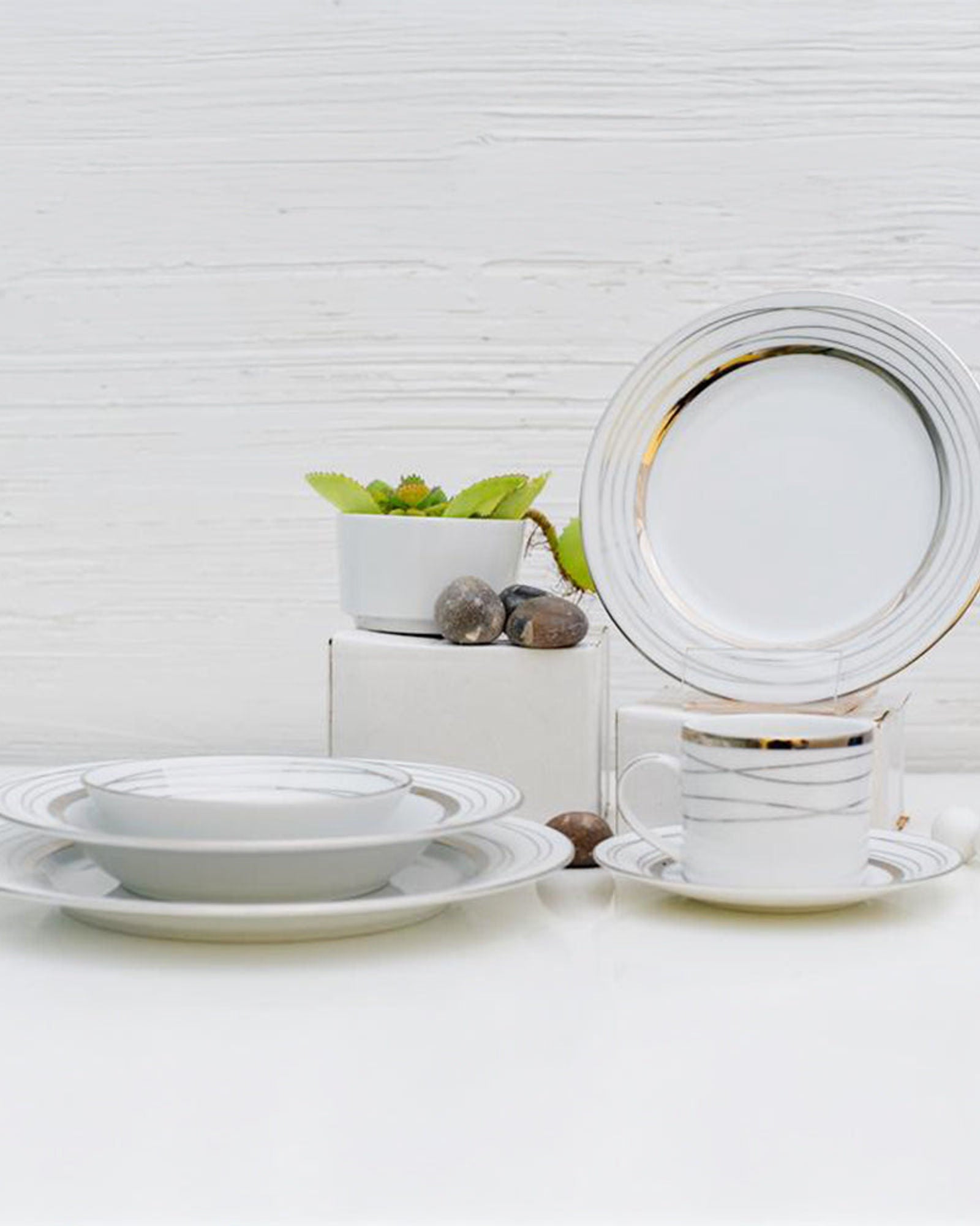 طقم عشاء دانكوتوا من 24 قطعة مع هيلين باللون الأبيض الفضي