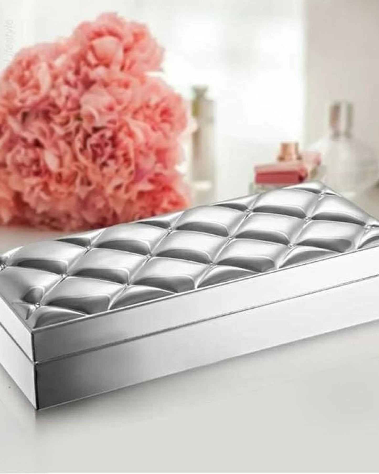 صندوق حلي مستطيل بمفصلة من وينكو، يحتوي على 14 قطعة من الكريستال الشفاف المخملي الأسود