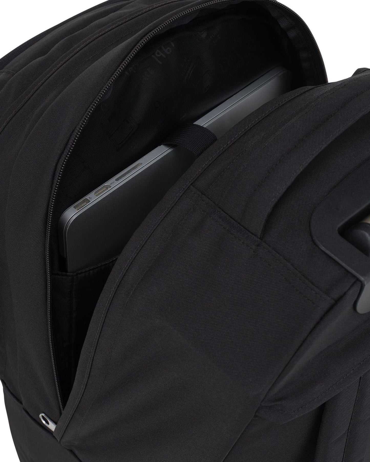 حقيبة ظهر كبيرة سوداء بعجلتين من JanSport Driver 8