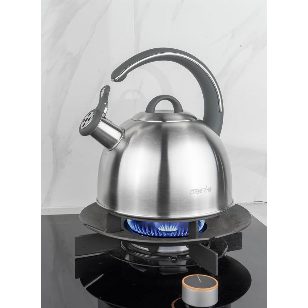 غلاية شاي صافرة من الفولاذ المقاوم للصدأ من كويزين آرت كال، سعة 3.0 لتر، فضية اللون، قاعدة كبسولة، مقبض ناعم الملمس من النايلون الرمادي، لمسة نهائية من الساتان، قاعدة متعددة الطبقات، مناسبة للاستخدام على جميع أسطح المواقد