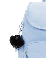 حقيبة ظهر كيبلينج سيتي باك إس صغيرة بلون أزرق سماوي غائم 15635-2DS