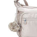 حقيبة كتف صغيرة Kipling Gabbie S معدنية لامعة C2I2532-48I